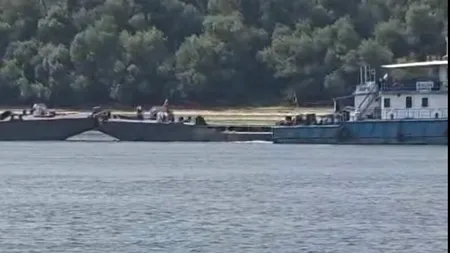 A început operaţiunea de scufundare a celor patru barje, în Dunăre, pentru creşterea debitului apei