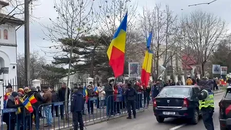 Călin Georgescu, primit cu cântece la Poliția Buftea. „Ați compromis ideea de justiție, șansa istorică a revenirii noastre politice”