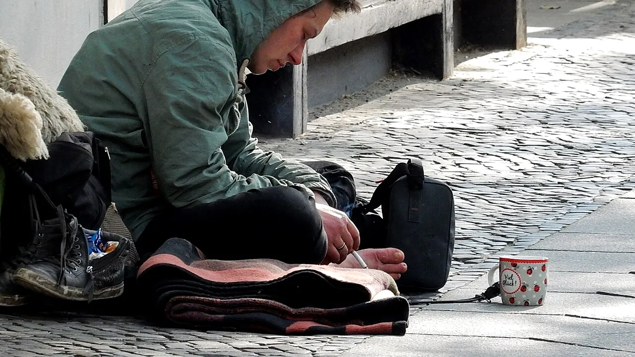 Averea strânsă de un fals CERȘETOR din Constanța în doar 3 ore/Cum îi păcălea pe oameni să-i dea bani