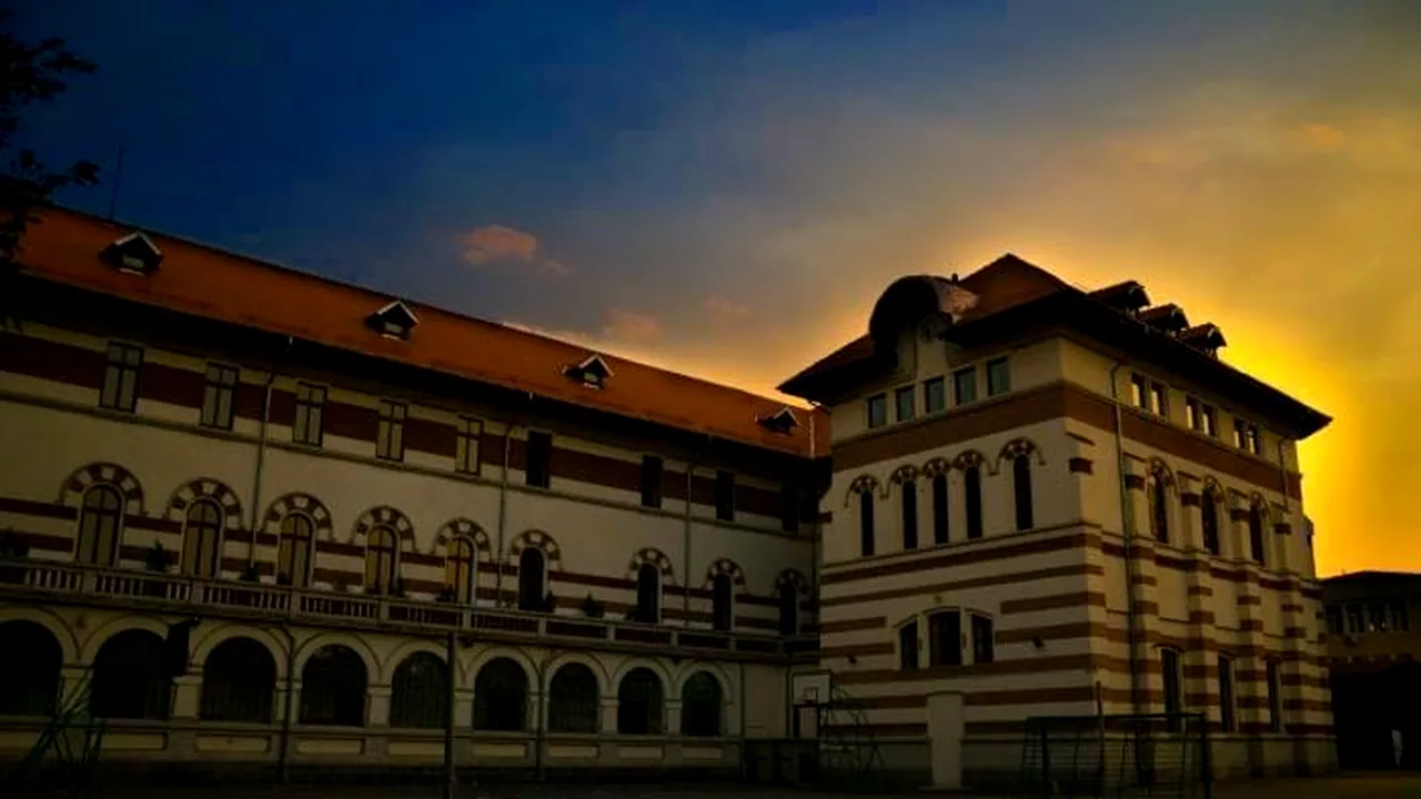 Peste 50 de elevi și profesori, EVACUAȚI de la Colegiul Național „Mihai Viteazul”, după ce au început să tușească din cauza unui spray iritant