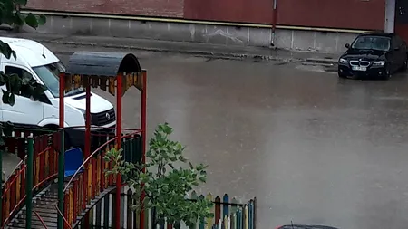 VIDEO de coșmar cu ploaie torențială care a inundat în câteva minute orașul Reșița