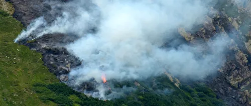 Incendiul izbucnit în Bucegi în 15 iulie, încă nestins, dar izolat