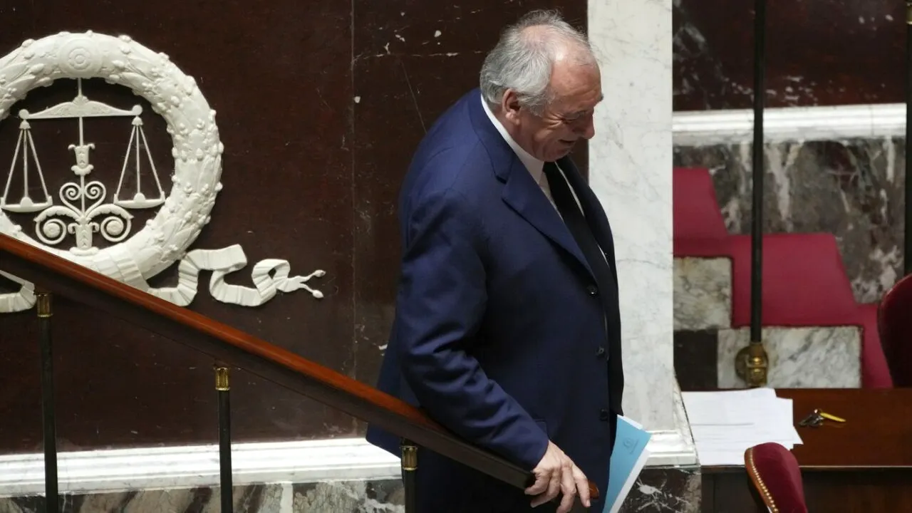 Premierul DEMIS al Franței și-a înmânat demisia lui Emmanuel Macron. Cine sunt potențialii SUCCESORI