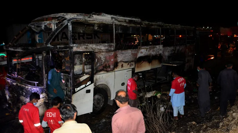 18 oameni au fost salvați de inundațiile din Pakistan, apoi au murit arși în autobuzul care îi ducea înapoi acasă. Printre victime se află și 12 copii