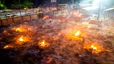 Situație tot mai gravă în India din cauza COVID. Cadavrele sunt acum incinerate în parcuri și pe străzi, din cauza lipsei de spațiu din crematorii | VIDEO, GALERIE FOTO