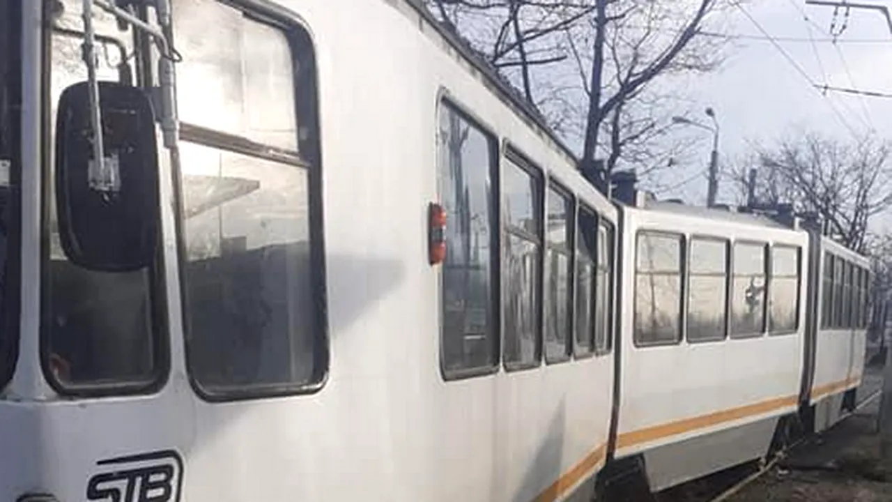 UPDATE. Un tramvai a deraiat după impactul cu o mașină, pe Șoseaua Petricani din sectorul 2. Liniile 16 și 36 circulă normal, după ce au fost blocate