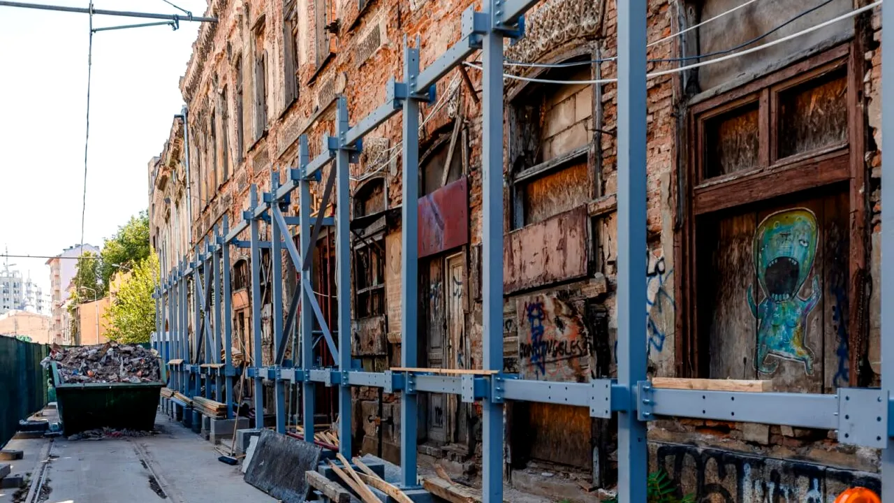 Cum arată acum Hanul Solacolu de pe Calea Moșilor, clădirea construită acum 165 de ani de negustori veniți din Bulgaria
