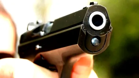 Conflict în centrul municipiului Onești între patru bărbați. Unul dintre ei a scos arma