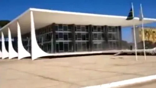Cum s-a ales Curtea Supremă din Brazilia cu TOATE geamurile sparte, în timpul unei ceremonii. VIDEO