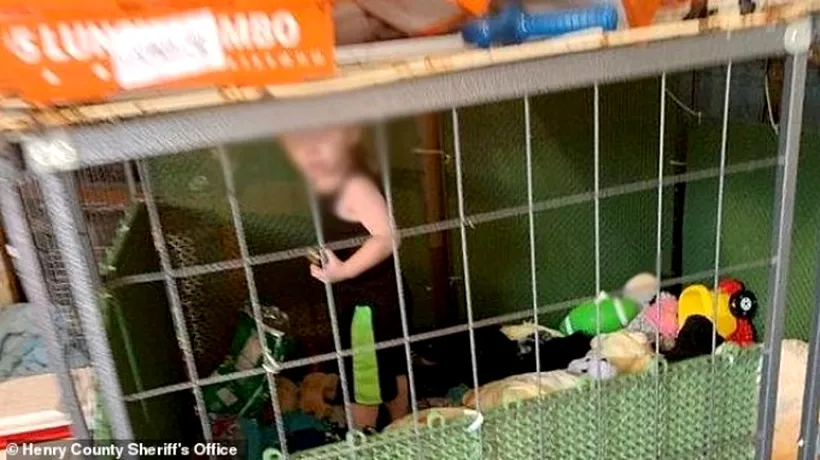 ȘOCANT. Un copil a fost găsit de polițiști într-o cușcă pentru câini, alături de șoareci, șerpi, viermi și gândaci