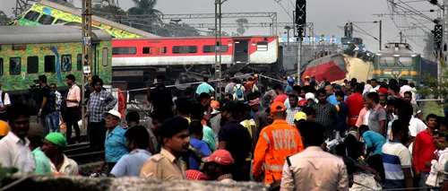 FOTO | Tragedie cumplită în India! Aproape 300 de morți și sute de răniți după ce un tren a deraiat