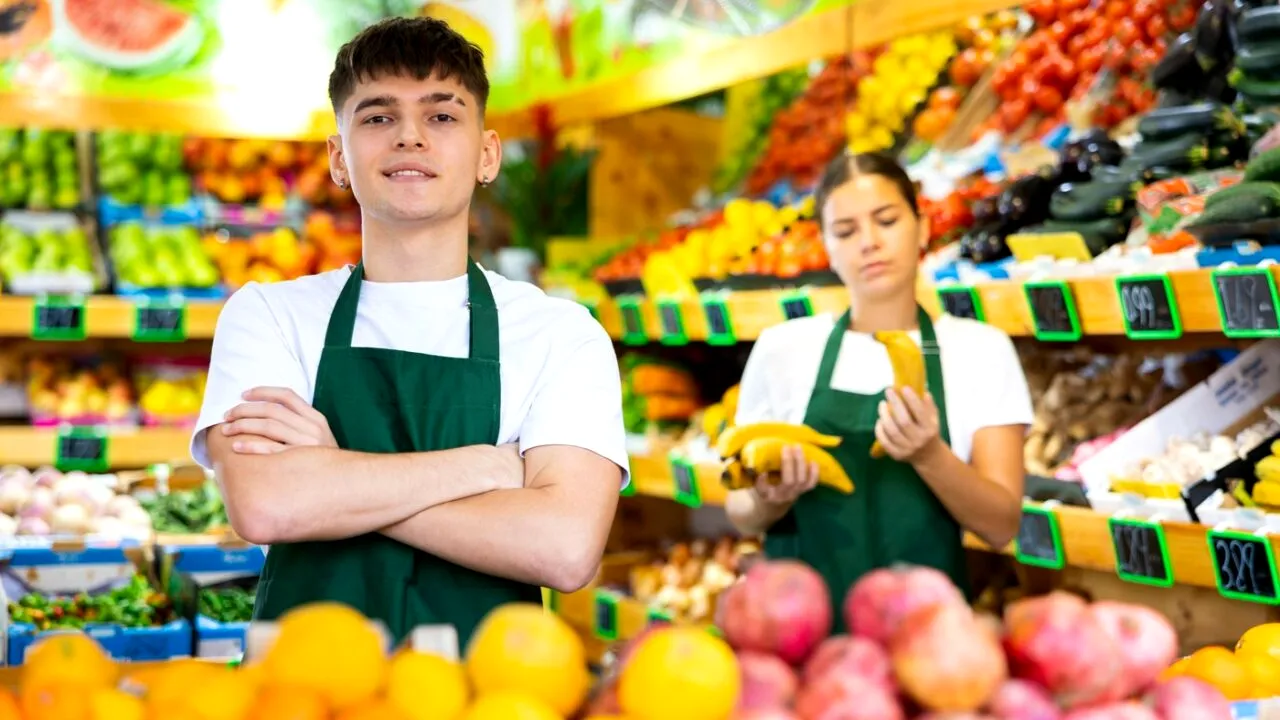 Trucul secret al supermarketurilor prin care mențin fructele și legumele PROASPETE mai mult timp. De ce se strică rapid în casă