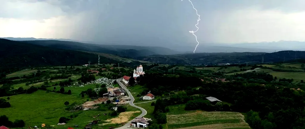 Doi frați au MURIT loviți de fulger, în județul Cluj. Localnicii vorbesc de un blestem, după ce și două mătuși ale lor au pierit în același mod