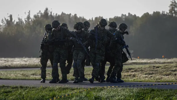 Estonia își mută trupele la doar 50 km de granița cu Rusia. De ce nu reușesc oficialii de la Tallinn să descurajeze un potențial conflict cu vecinul lor