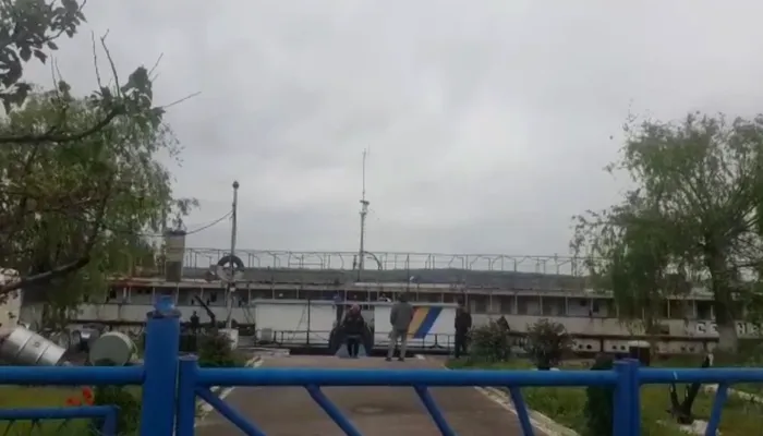 VIDEO. Trei persoane, între care doi polițiști, rănite după un incendiu pornit pe o ambarcațiune a Poliției de Frontieră