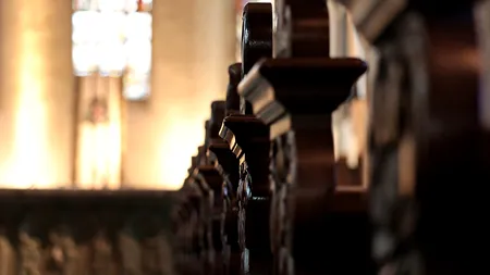 Biserica, zguduită de un nou scandal: un preot a cerut ordin de restricție împotriva unei enoriașe care s-a îndrăgostit de el! Ce vârstă are femeia