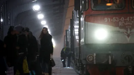 Doar DOUĂ VAGOANE, dar au vândut bilete pentru CINCI. 