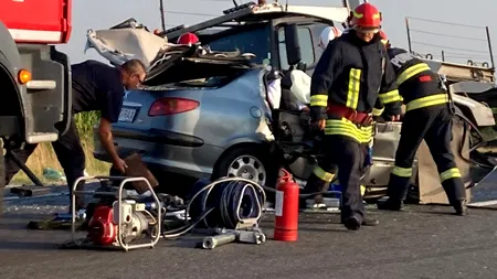 VIDEO | Accident cumplit în Olt. Trei persoane, printre care şi un adolescent, au murit