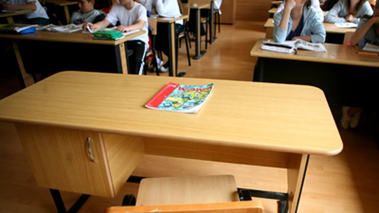 Aproximativ jumătate dintre profesori s-au înscris la imunizare. Sorin Cîmpeanu: Sunt câteva mii de persoane, angajați ai sistemului de învățământ care sunt vaccinați până acum