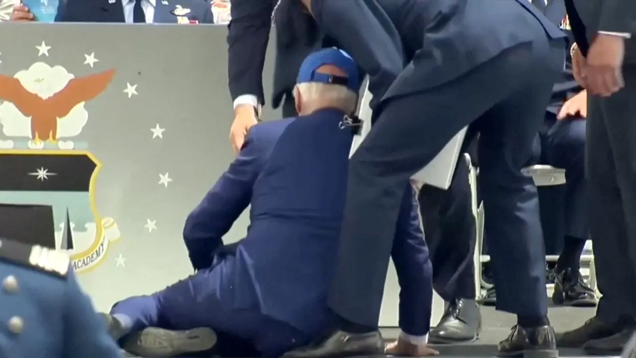 VIDEO | Un nou moment dificil pentru Joe Biden. Președintele american s-a împiedicat și a căzut în timp ce se afla pe o scenă
