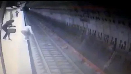 VIDEO. Momentul șocant în care tânăra de 25 de ani este împinsă în fața metroului. Agresoarea a fost arestată. UPDATE