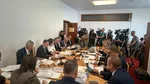 Deputaţii au votat în Comisia de Buget o acciză la carburanţi care să varieze între 5-25%, iar preţul motorinei standard să nu depăşească 10 lei