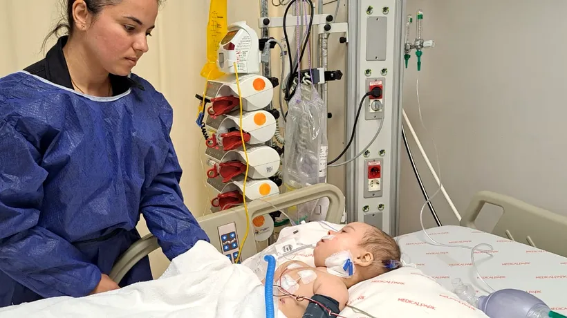 Bebeluș salvat din ghearele MORȚII. Familia micuțului are de achitat peste 16.000 € pentru operația care i-a redat viața