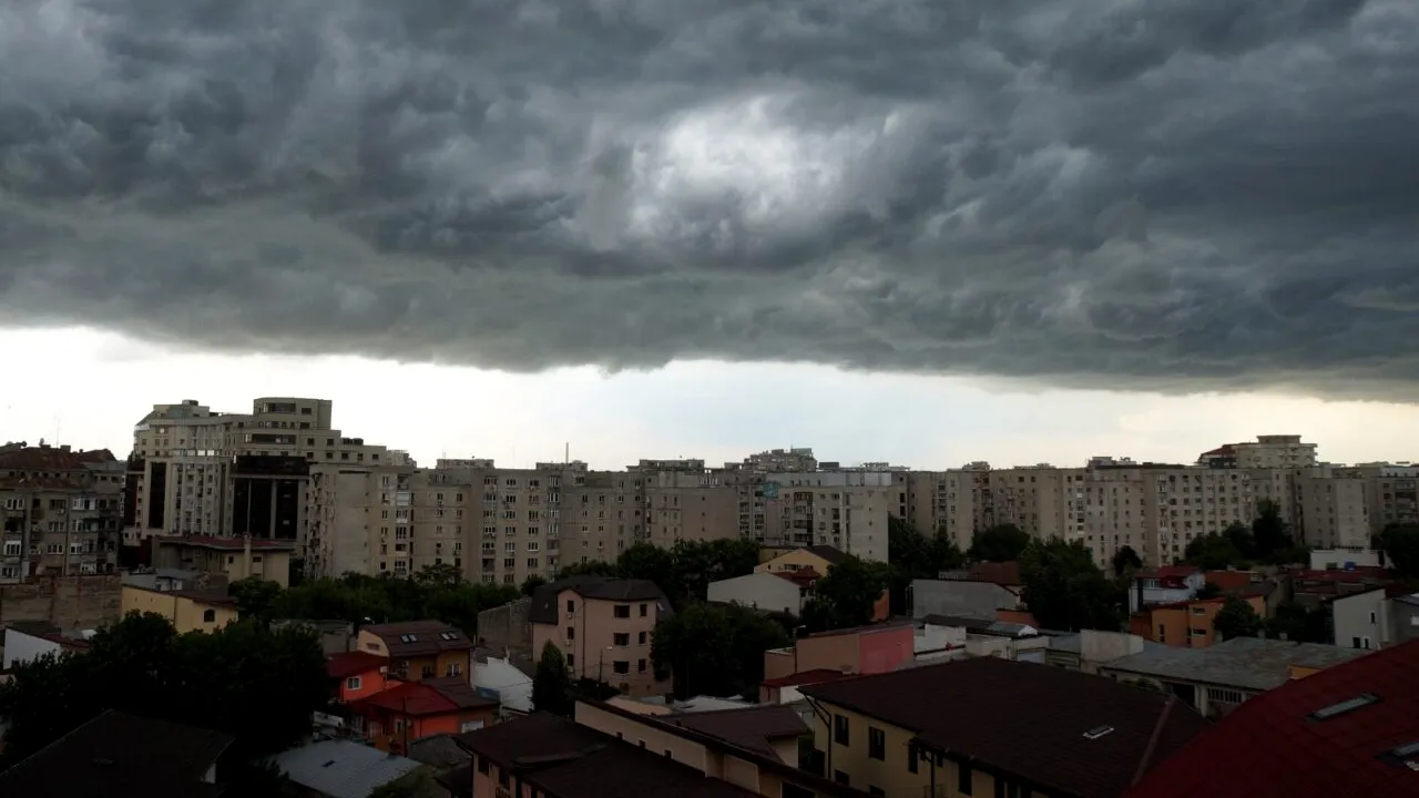 Vremea se înrăutățește din cauza unui vortex: Zonele din România în care vor fi averse torențiale cu descărcări electrice