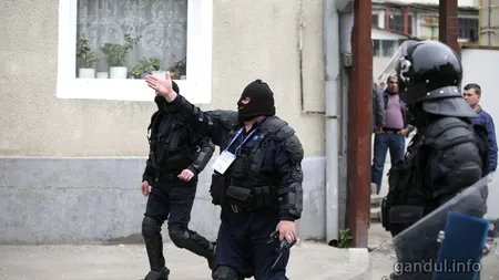 Forțe de intervenție au adus 10 mașini și au blocat o stradă din Tg. Jiu pentru a ajuta un executor să evacueze o familie