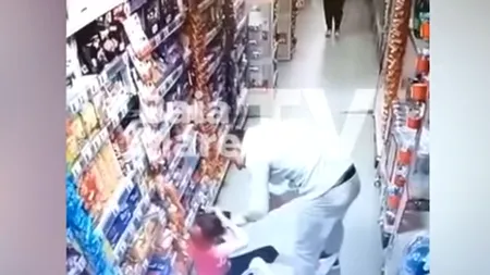 VIDEO | O femeie a fost snopită în bătaie într-un supermarket din Maramureș. De la ce a plecat scandalul