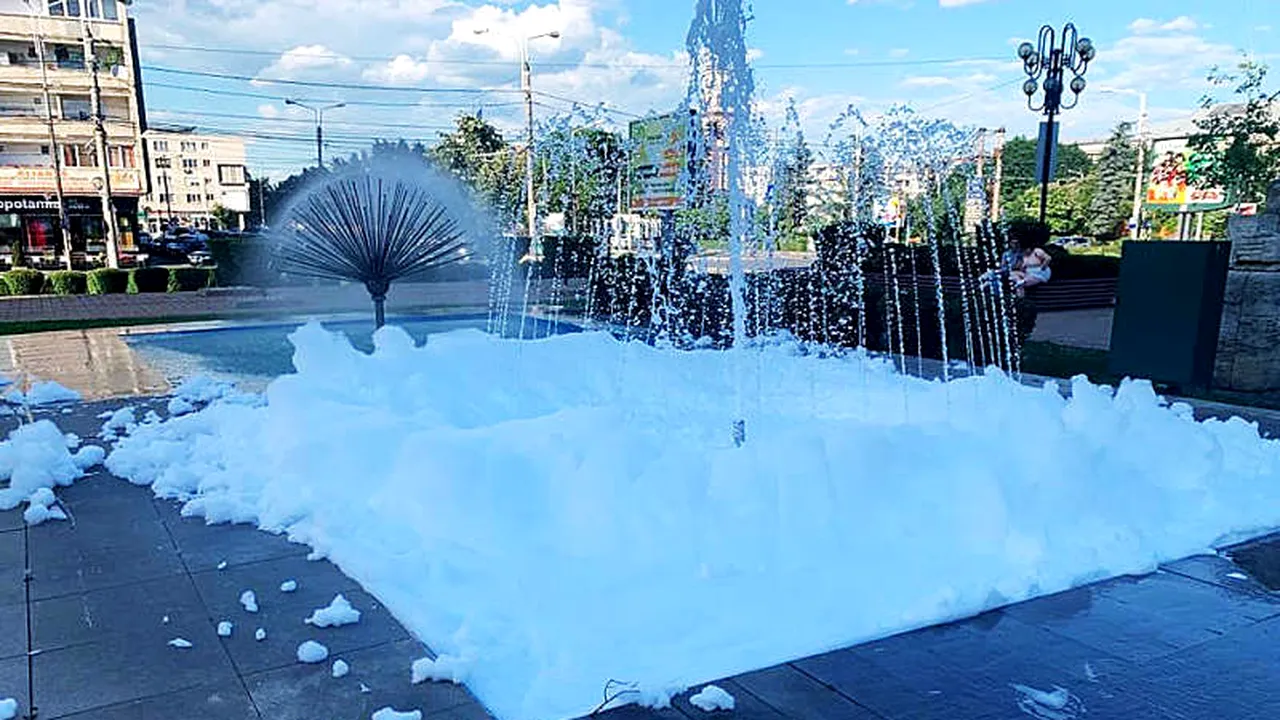Fântâni arteziene vandalizate în Ploieşti. Bazinele s-au umplut cu spumă după ce persoane neidentificate au turnat detergent