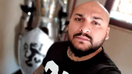 Dani Mocanu râde de Poliția Română. S-a pozat alături de un pui de căprioară și îl roagă pe Moș Nicolae să-l aresteze. “Te rog, ei nu pot!”