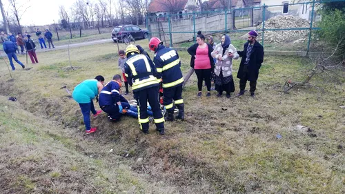 Un mort și trei răniți după ce o mașină s-a răsturnat pe un drum județean din Timiș - FOTO