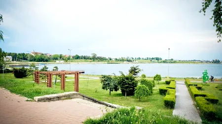 STAȚIUNEA din România despre care mulți spun că este mai frumoasă decât Mauritius / Apa sărată de aici are proprietăți terapeutice