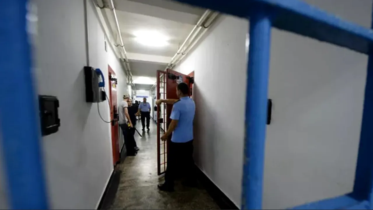 Un bucureștean arestat pentru violență în familie a încercat să-și incendieze celula. Bărbatul este un infractor cunoscut