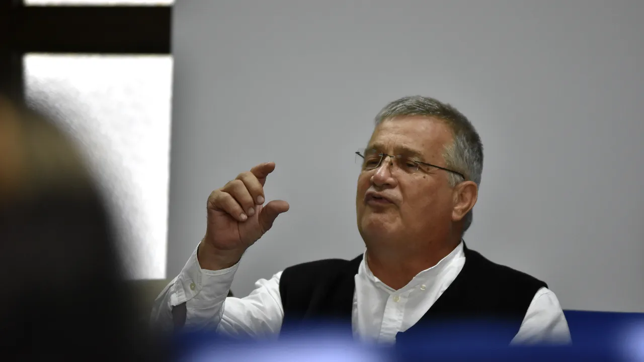 EDITORIAL Mircea Dinescu: În sfîrșit, Iohannis a înfiat un copil: copilul din flori al Ciumei Roșii