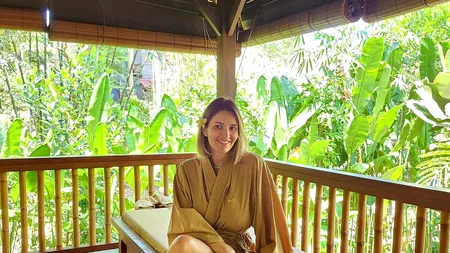 Ela Crăciun se tratează în BALI cu ritualuri străvechi de vindecare