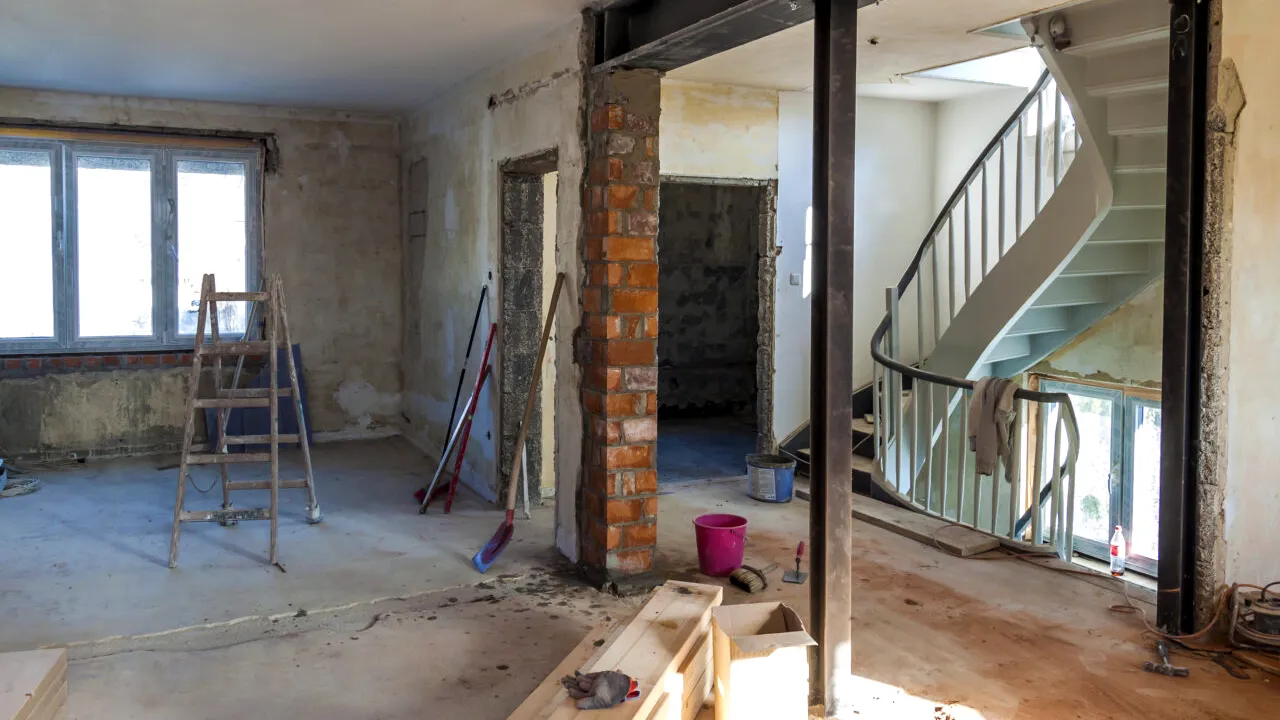 Ce amendă primești dacă execuți lucrări la casă fără să ai autorizație de construire și când se transformă fapta în infracțiune