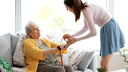 Povestea emoționantă scrisă de o femeie din România care a îngrijit o bătrână în Italia: ”Ei ar fi preferat-o moartă”