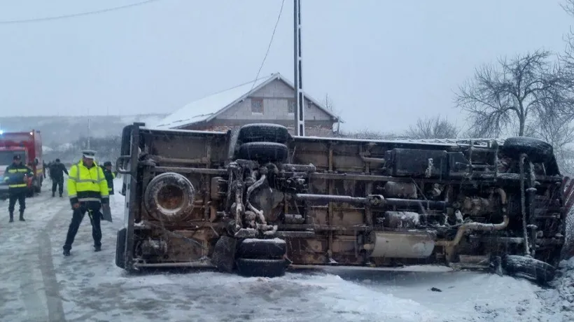 Microbuz cu 15 elevi, răsturnat în Olt. PLANUL ROȘU de intervenție, activat