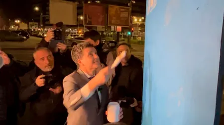 Nicușor Dan, primul candidat la lipit afișe, în miez de noapte. Declarații cu poza lui Simion în spate: „Eu MENȚIN ce am afirmat”