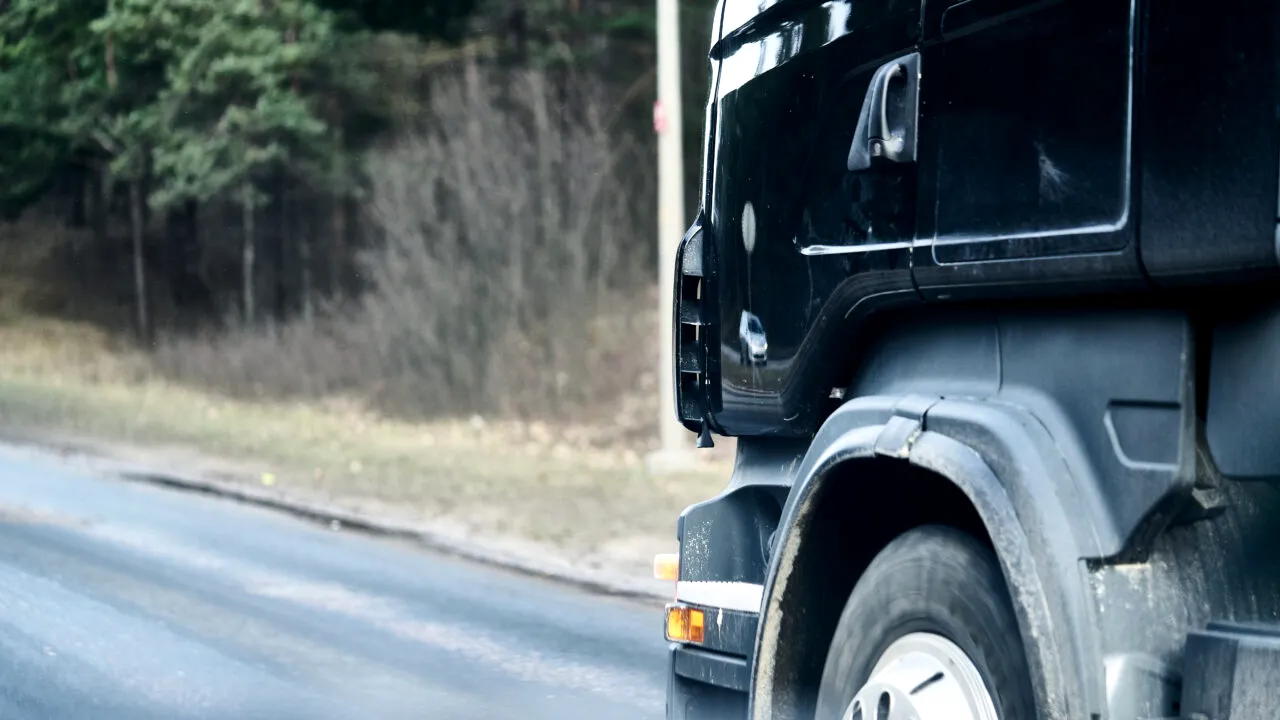 Moartea cumplită a unui șofer român de TIR, în Belgia. A fost strivit de un camion și târât zece metri într-o parcare
