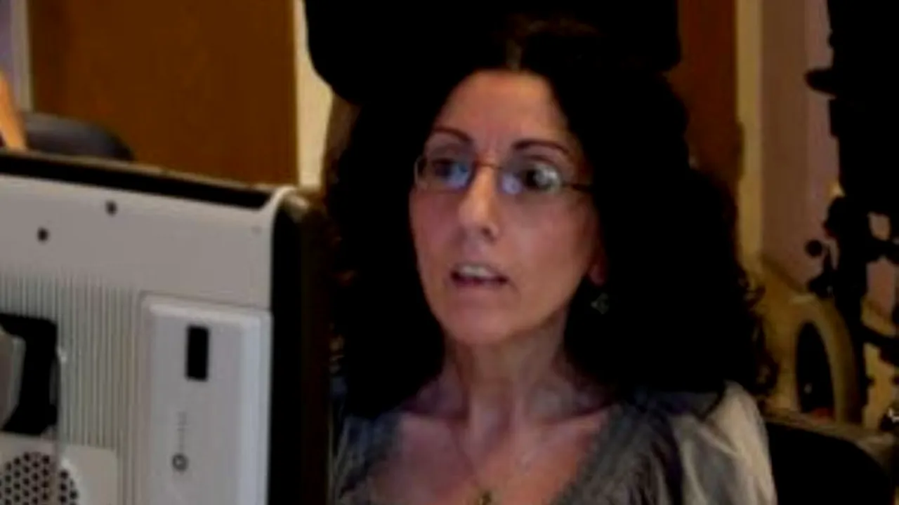 O artistă din Marea Britanie pictează cu ochii. VIDEO