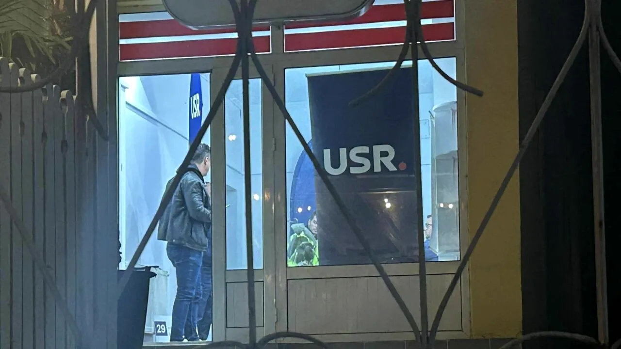 Scandal monstru într-un sediu USR din Vâlcea. Mai mulți membri s-au luat la bătaie și au spart geamurile clădirii