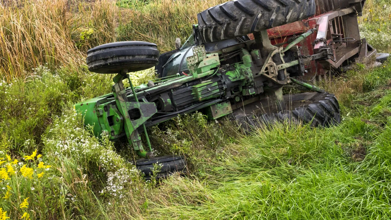 Un român a fost strivit de un tractor. Doi câni au încercat să-l SALVEZE