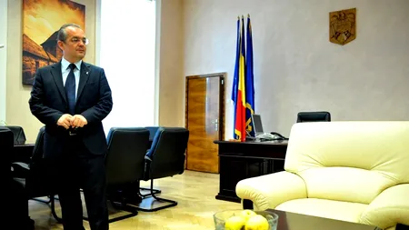 Emil Boc a renunțat la mașină și a mers pe jos la primărie, pentru a marca Săptămâna Mobilității