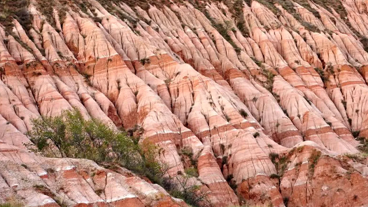 Râpa Roșie - cetatea fabuloasă sculptată de ape într-un deal