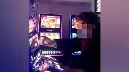 VIDEO | O profesoară din Vaslui dă cu pumnul în păcănele și înjură aparatele după ce a băgat „70 de milioane” în ele. „Doamne, cine îmi dă banii înapoi?”