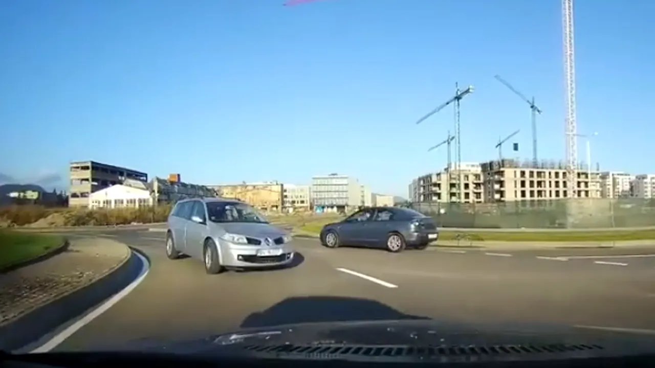 Șofer filmat în Brașov, în timp ce mergea pe contrasens, într-un giratoriu: „Te evit eu pentru că frânez la timp și tot tu înjuri?