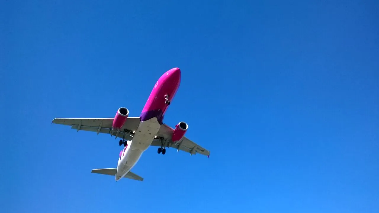 UPDATE | Disperarea unor români blocați pe Aeroportul Gatwick din Londra. „Nu vine nimeni să vorbească cu noi” - Reacția Wizz Air